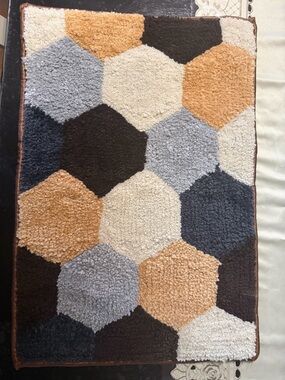 Hexagon Pattern Tufted Bath Rug in Cream, Gray, Navy & Tan 24x16 Inch